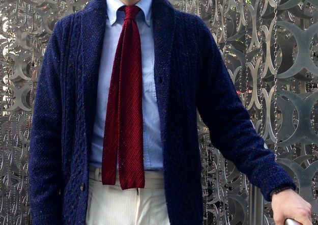 Avec un chino ou un pantalon en velours le résultat est assez décontracté (au pire il suffira d’ôter la cravate tout en restant digne). Source : Styleforum