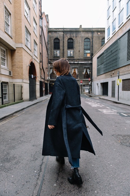 La ceinture, bien positionnée, permet de retrouver l’aspect « pièce à taille » et ses qualités visuelles sur la silhouette.