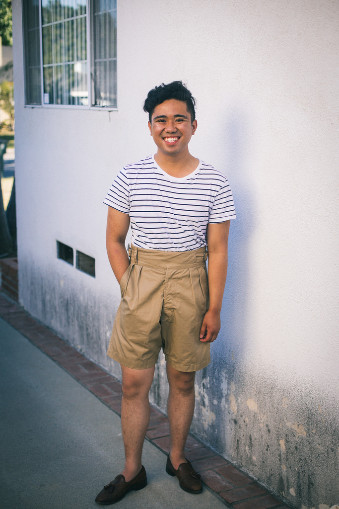 Même esprit marin mais avec un t-shirt et un short gurkha cette fois. Source : Ethan M. Wong