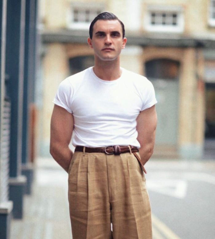 Et enfin à l’extrême opposée du spectre de formalisme : le pantalon beige léger avec ceinture tressée marron. Source : James Jonathan Turner
