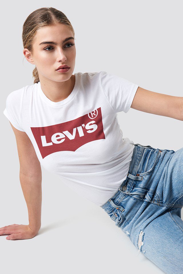Levi’s, sponsor officiel des seins de ta copine. En tant qu’hommes on essaiera de rester plus subtiles en proscrivant tout logo.
