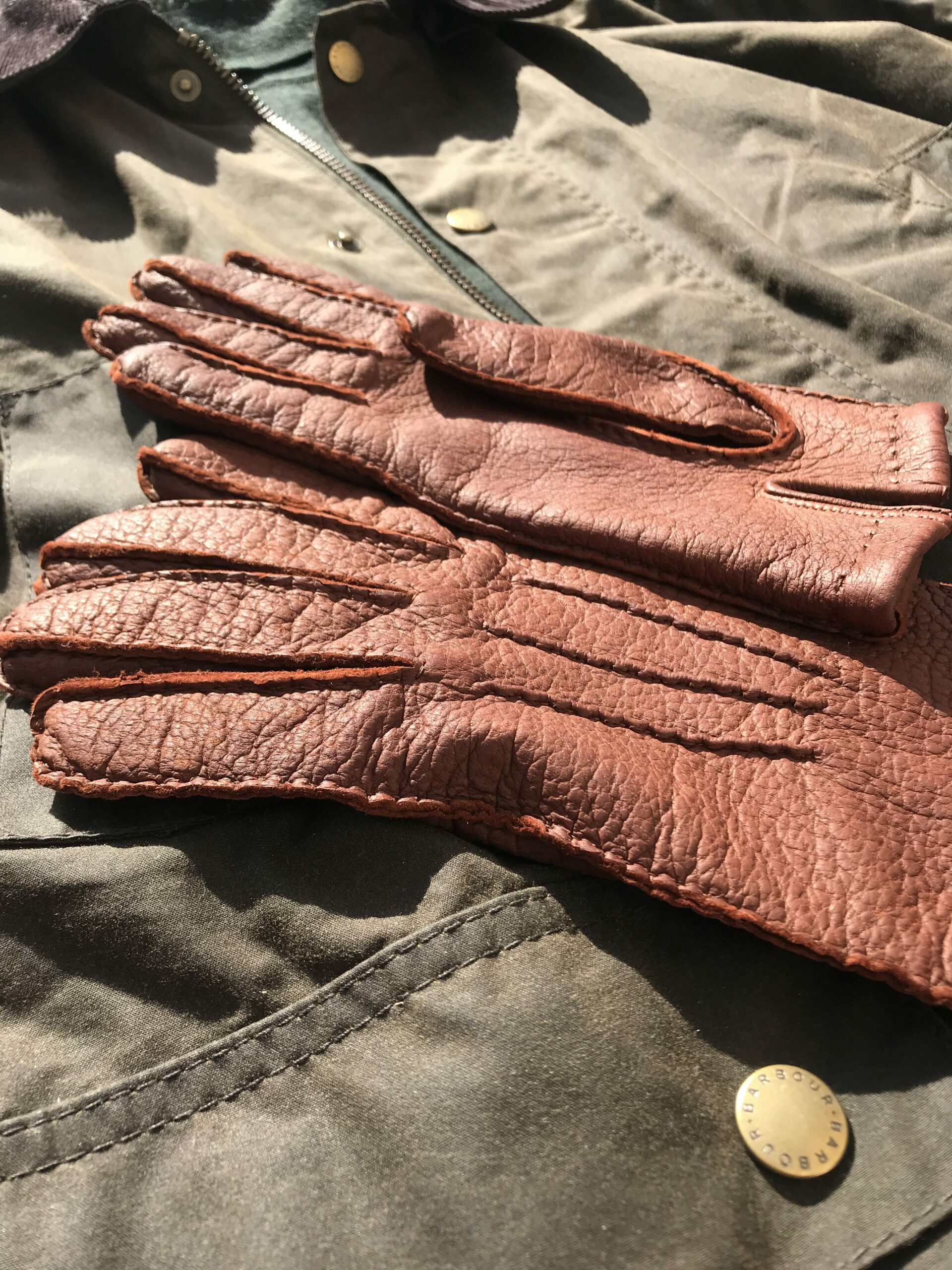 Une idée d’association : gants, Barbour, col roulé sapin (ici de chez Uniqlo).