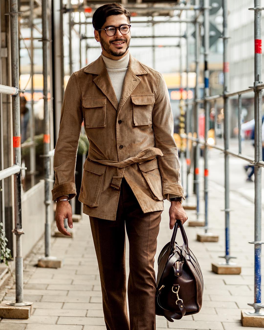 Ici la ceinture est située bien en deçà de la taille, ce qui déséquilibre totalement la silhouette. Pensez à faire retoucher votre veste si c’est le cas.