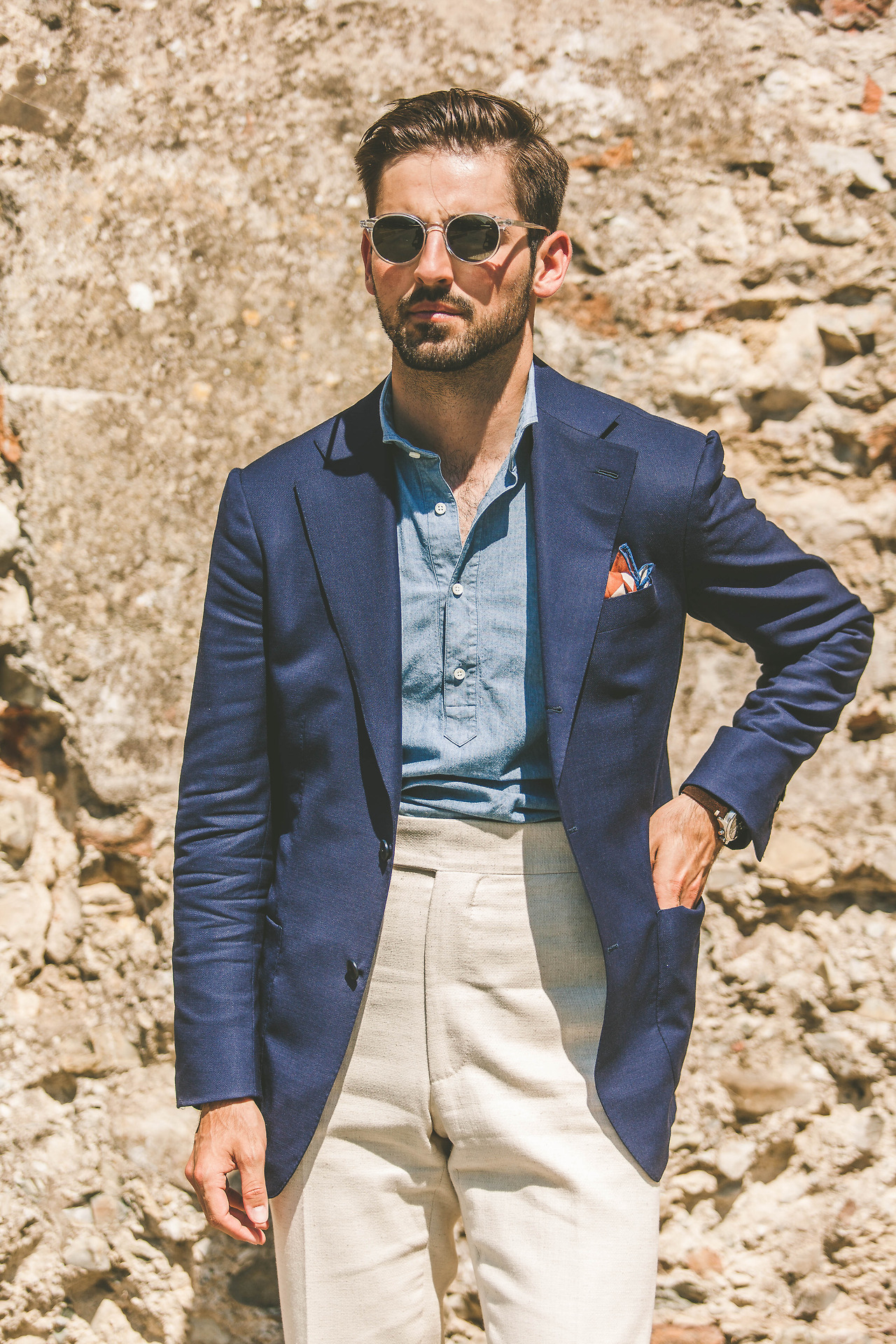 Le montant du pantalon est très long, la ceinture remonte au-dessus du deuxième bouton de la veste, on se rapproche ici d'une véritable taille haute au sens technique.