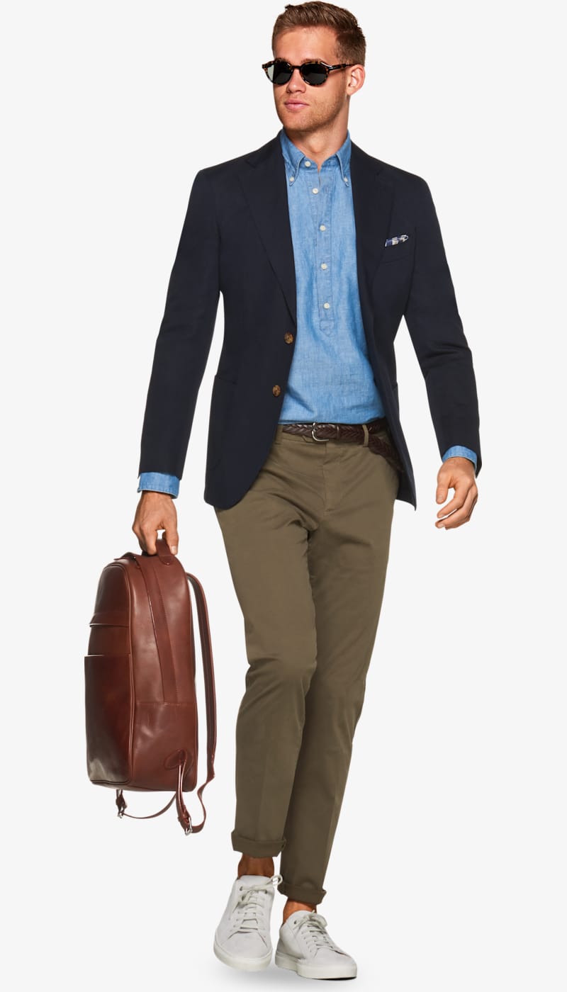 Observez le placement de la ceinture par rapport au ceintrage et au boutonnage de la veste : il s’agit clairement d’une taille basse.