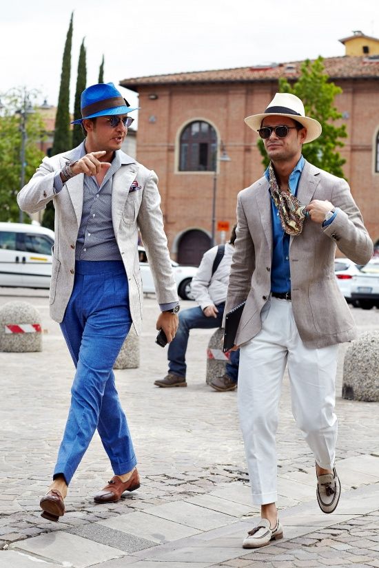 Même bonhomme et même pantalon : on voit bien le problème d’un pantalon ample de longueur insuffisante. Le bas du corps a un aspect féminin, amplifié en plus par la coupe de la veste qui semble trop chargée en matière dans le bas. 