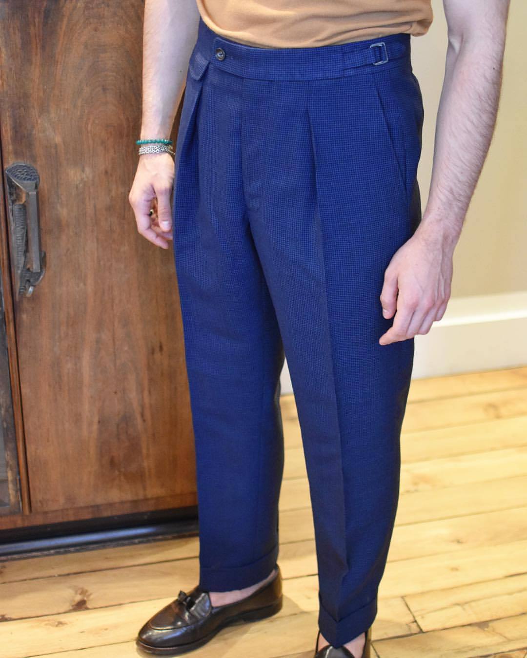 Un pantalon très bien proportionné signé Ardentes Clipei. La hauteur est parfaite pour un port avec pattes de serrage. 