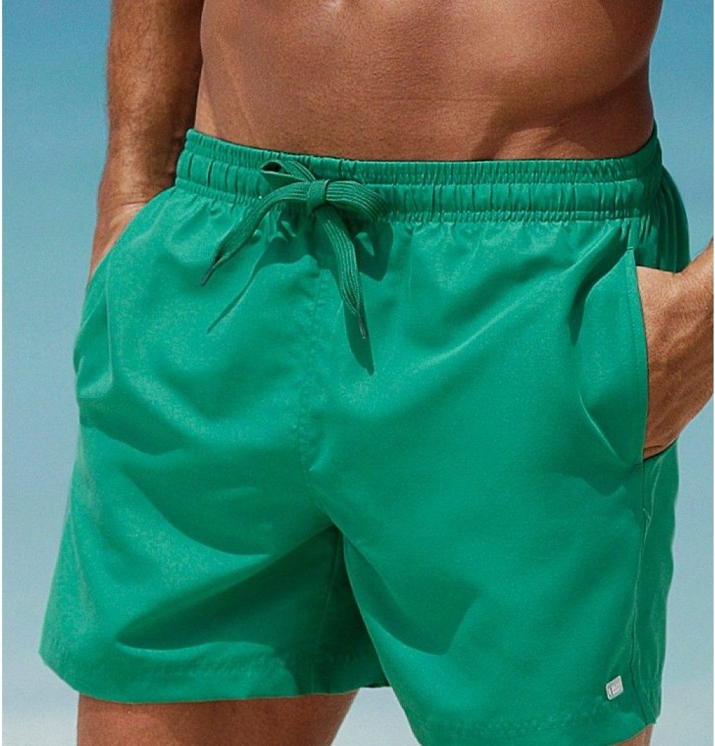 Pour les hommes on pense au classique short de plage taille basse qui permet d’exhiber les abdos et la fameuse « ceinture d’apollon ». Dans ces cas on cherche simplement à se dénuder le plus possible. 