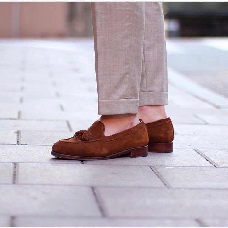 Certaines chaussures sont plus hautes que d’autres donc attention lors des essayages : un pantalon qui tombe juste sur mocassin peut être trop long sur derby ou richelieu.