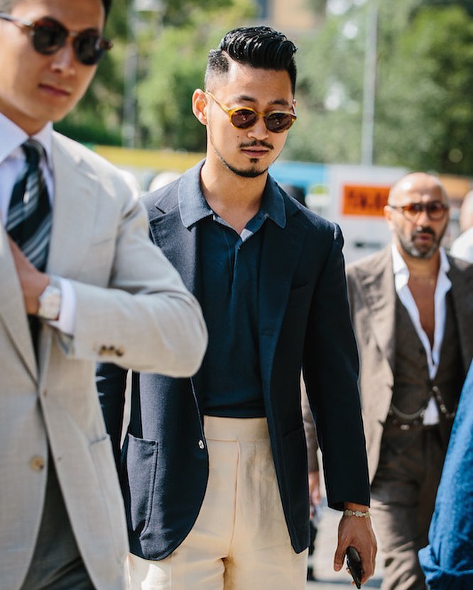 La même tenue mais avec une veste foncée, je trouve qu’avoir un monochrome au niveau du torse offre un rendu plus naturel et facilite l’incorporation d’un polo si vous ne savez pas trop ce que vous faites. Selon moi, le polo est l’équivalent estival du col roulé, si vous trouvez une tenue réussie avec un col roulé, vous pouvez tenter de la reproduire avec un polo et inversement. Source : @rockyman.