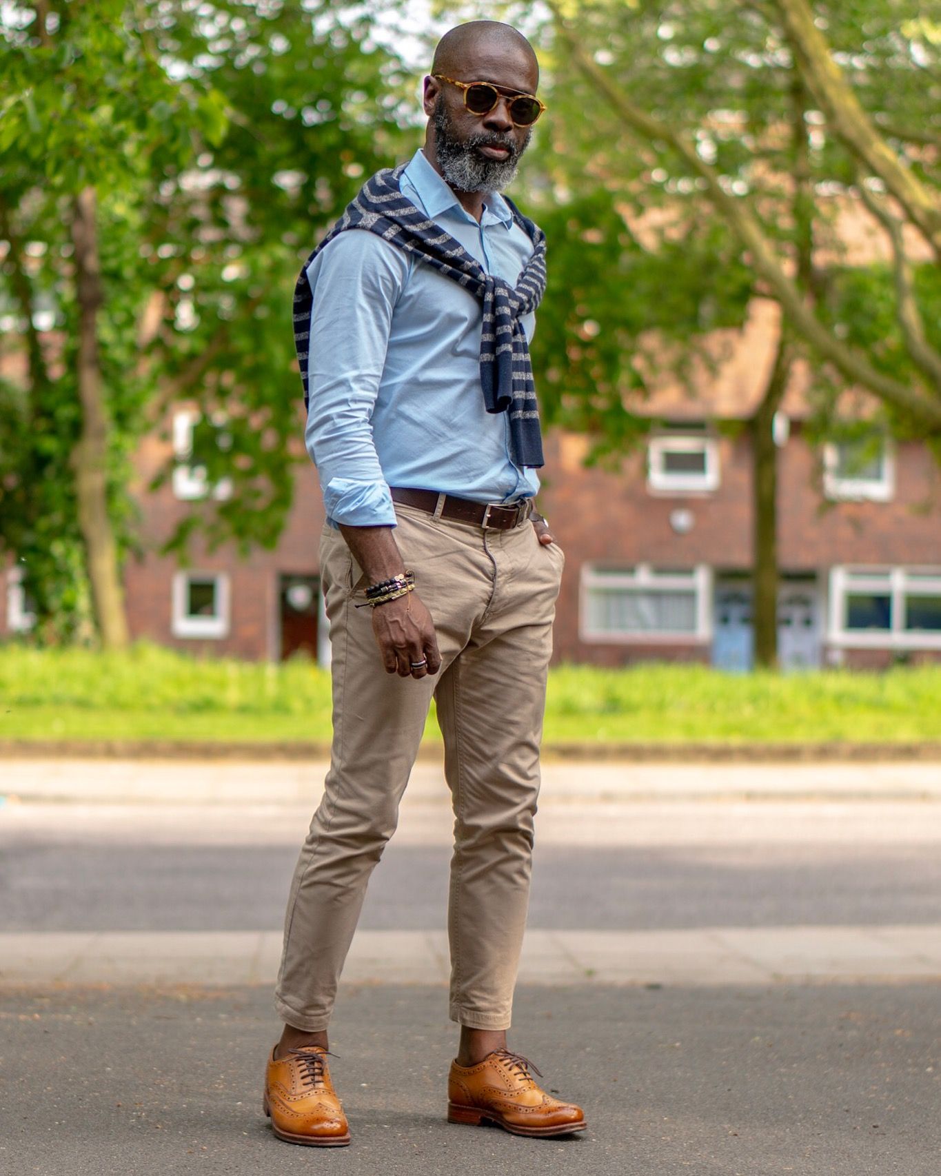 Le chino ne recouvre pas assez la chaussure pour supporter ce modèle. Le pied parait trop long.