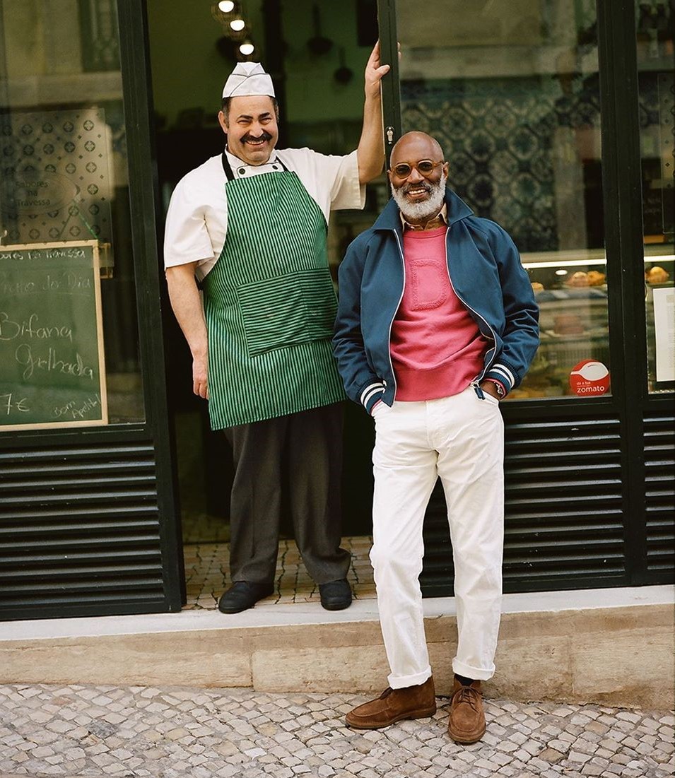 Les chinos plats paraissent bien fades par rapport aux pantalons à pinces. C’est pourtant une bonne pièce sur bien des aspects : elle est peu coûteuse, on en trouve partout dans une grande variété de coupes, elle est essentielle en débutant et joue ensuite un rôle de pantalon d’appoint. Source : Drake's.