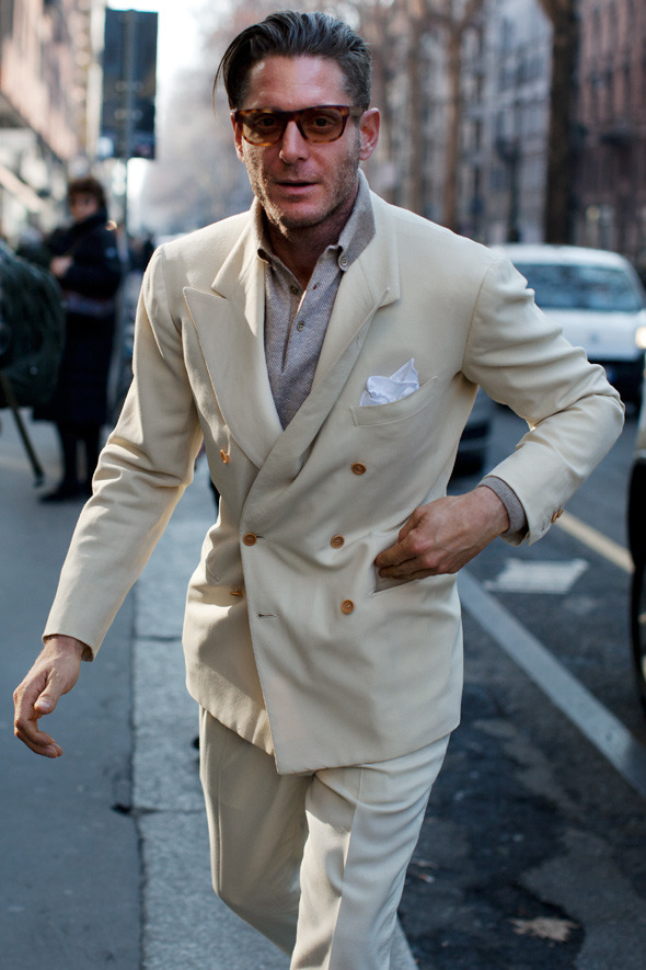 Le tout est organisé autour d’un camaieu et le col boutonné du polo permet de l’insérer plus facilement avec un croisé. Source : Lapo Elkann.