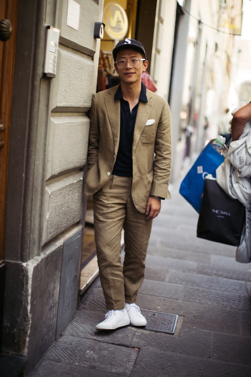 Polo, casquette et sneakers avec un costume… incohérent. Continuons à nous moquer de lui en signalant que porter son polo en dehors du pantalon accentue sa petite taille en diminuant visuellement la taille de ses jambes. Pour finir, il parait que mettre négligemment une pochette dans sa poche poitrine permet de rajouter de la décontraction, vous pouvez aussi éviter d’en mettre une pour un rendu encore plus naturel et décontracté. 
