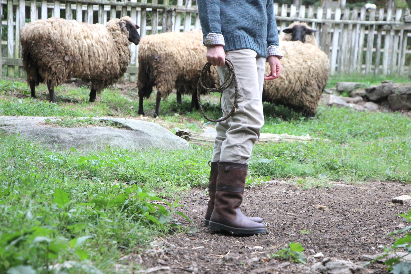 Remplacez les bottes par une paire de chaussures plus civilisée, et vous obtiendrez une fort belle tenue de ville tout en gardant le charme sans égal du gentilhomme fermier que vous n’êtes pas. Source : Salt Water New England. 