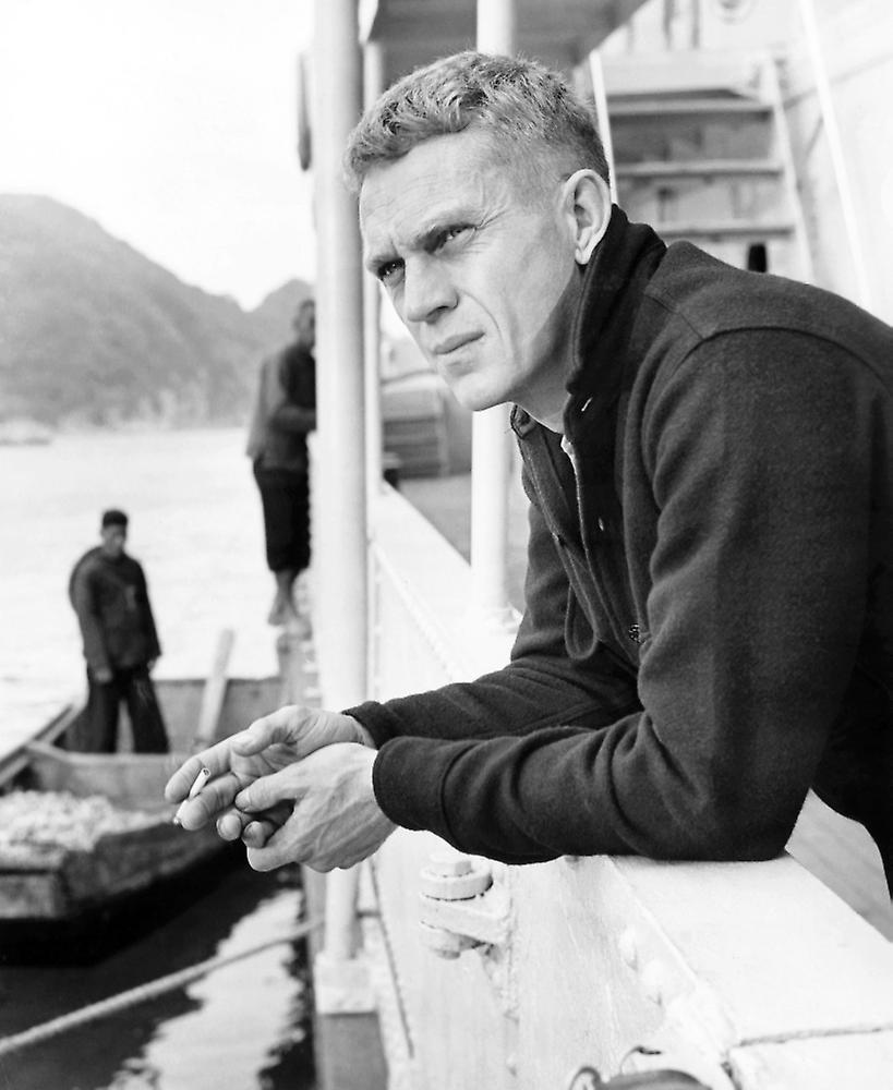 Steve McQueen portant une chemise CPO ; on devine en dessous un col, qui pourrait être celui d’un pull Aran beige crème. 