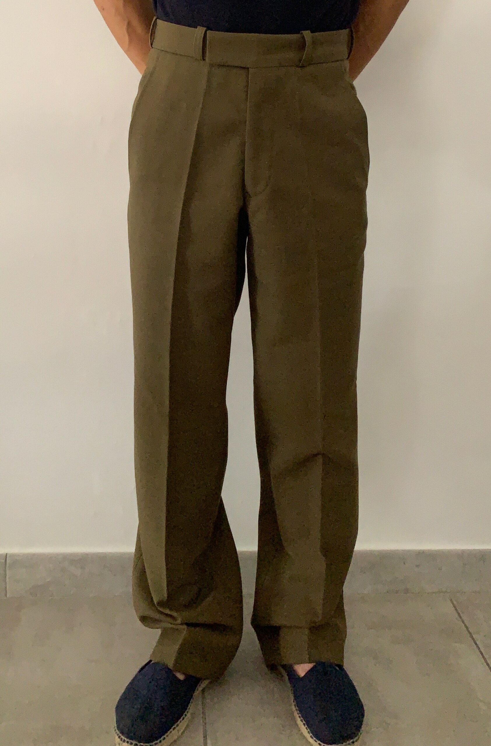 Ici mon ami Damien. Le pantalon a été trouvé 10€ dans un surplus militaire. 