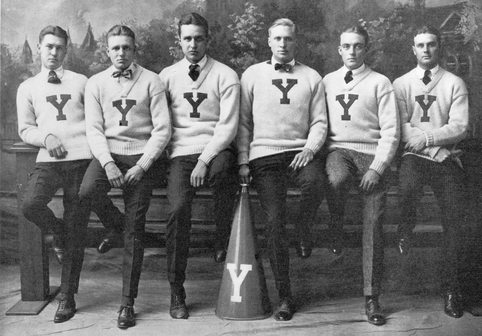 Le combo pull col rond/v est un classique qu’on retrouve souvent sur des vieilles photos de la Ivy League. Il a peut-être été un peu victime de sa reprise par le preppy. Préférez le col rond au col v pour un port sans cravate. 
