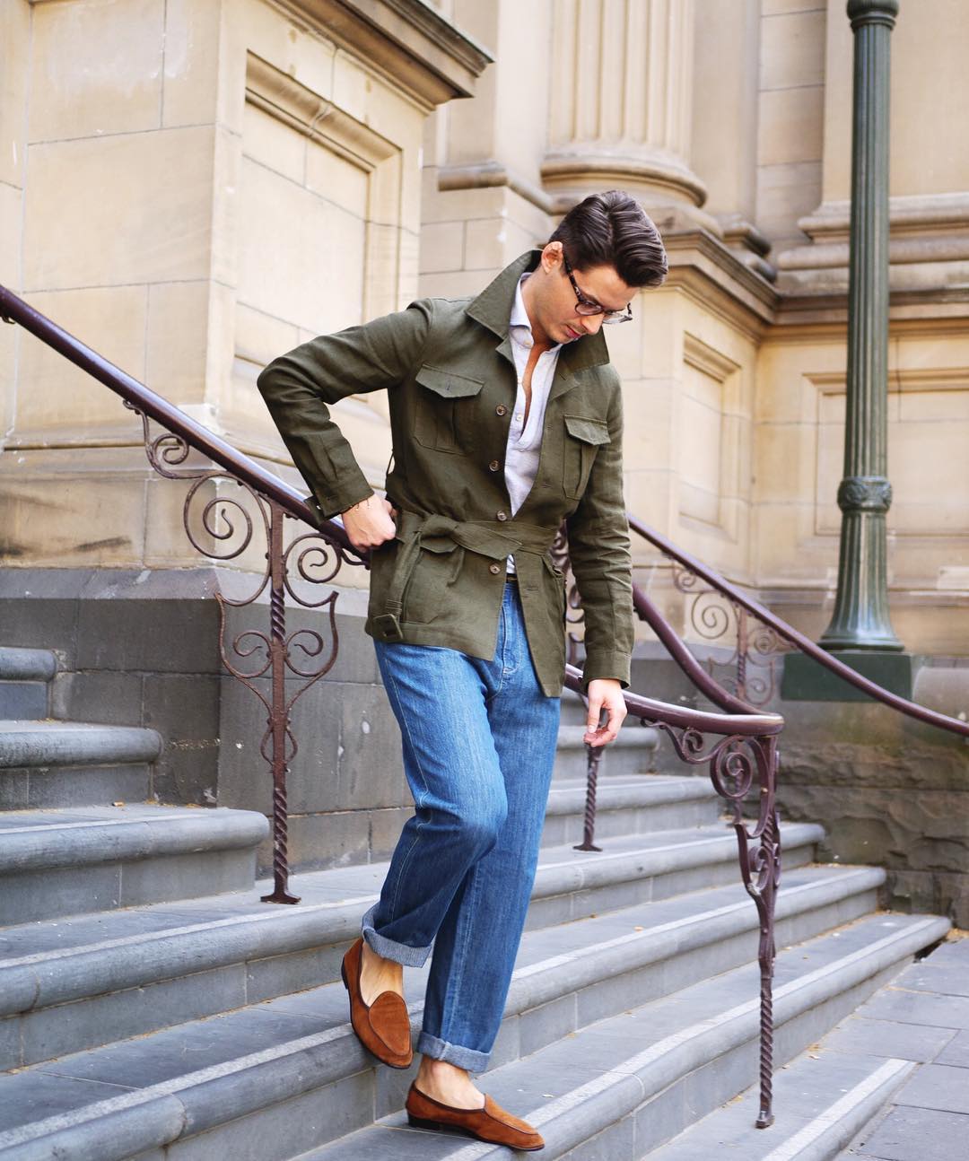 La chemise couplée à une veste longue donne quant à elle directement un côté plus formel que compense ici Steve Calder avec un jeans et des mocassins clairs en bas de tenue. 
