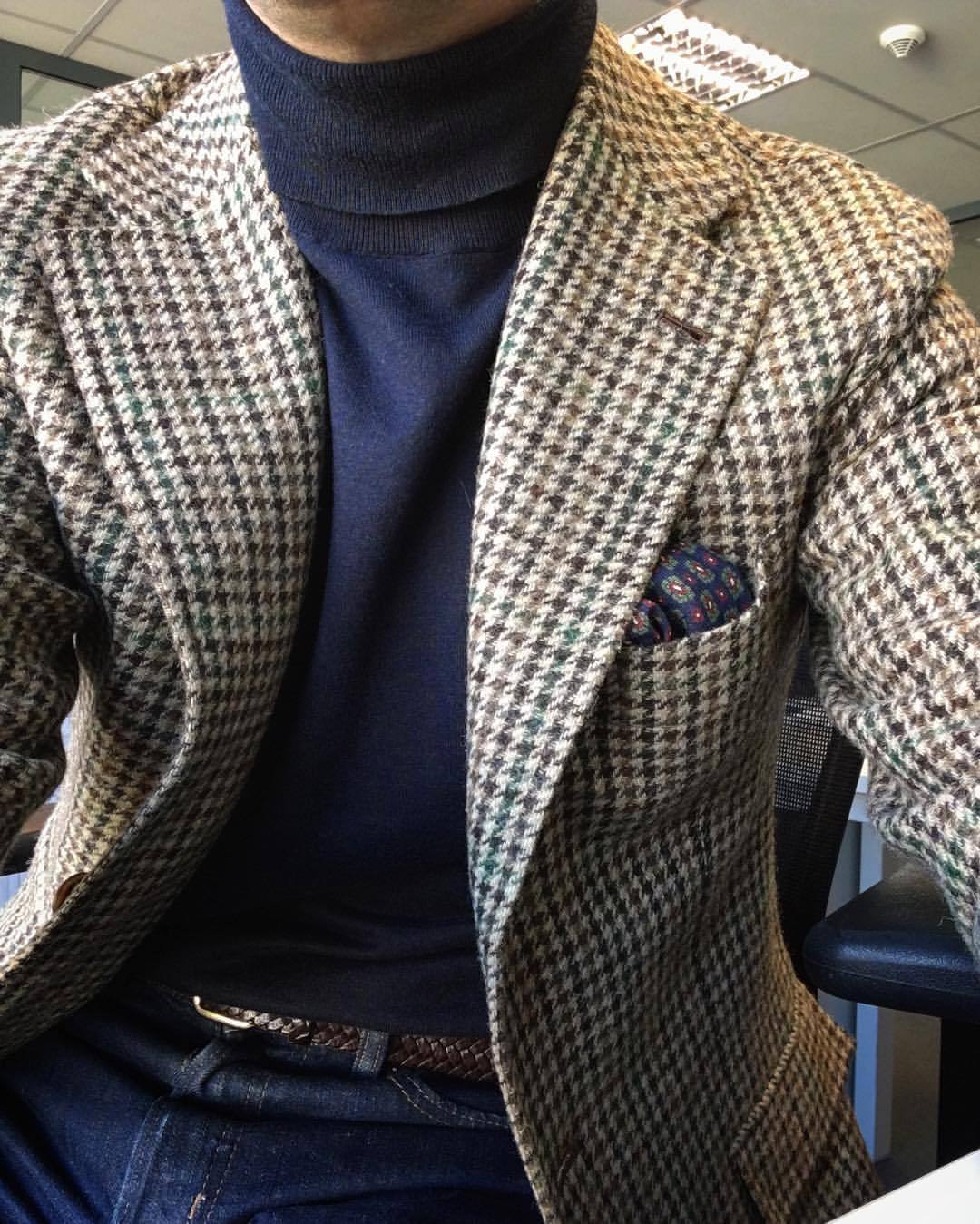 Voilà un bon exemple de la manière dont une veste en tweed peut s’intégrer à une base très casual (col roulé/jeans/ceinture tressée). On peut même se permettre le luxe d’ajouter une pochette. 
