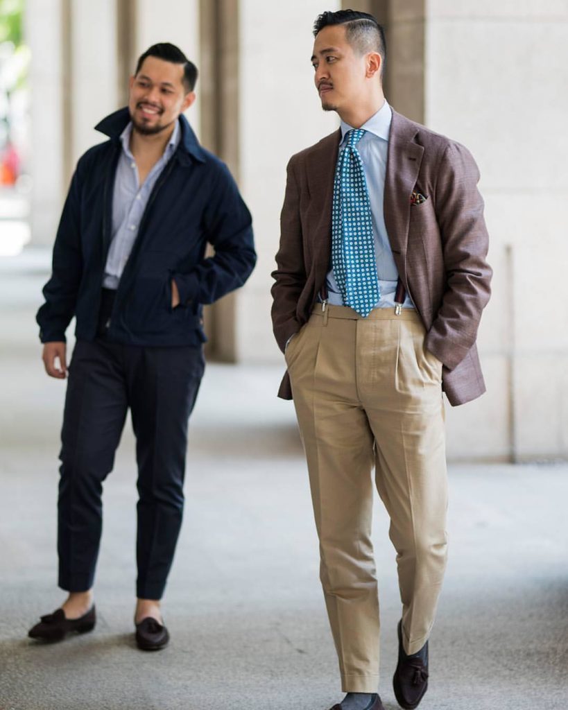 La tenue de gauche avec la veste type Harrington, le pantalon highwater, la chemise ouverte et l'absence de chaussettes est typiquement le genre de tenue casual 100% classique façon Ivy League à laquelle vous pouvez prétendre en tant qu'étudiant ou autre. Celle de droite même si elle est aussi dans un registre sartorial casual (veste marron, chino à pinces, mocassins) est par contre importable dans notre cas.