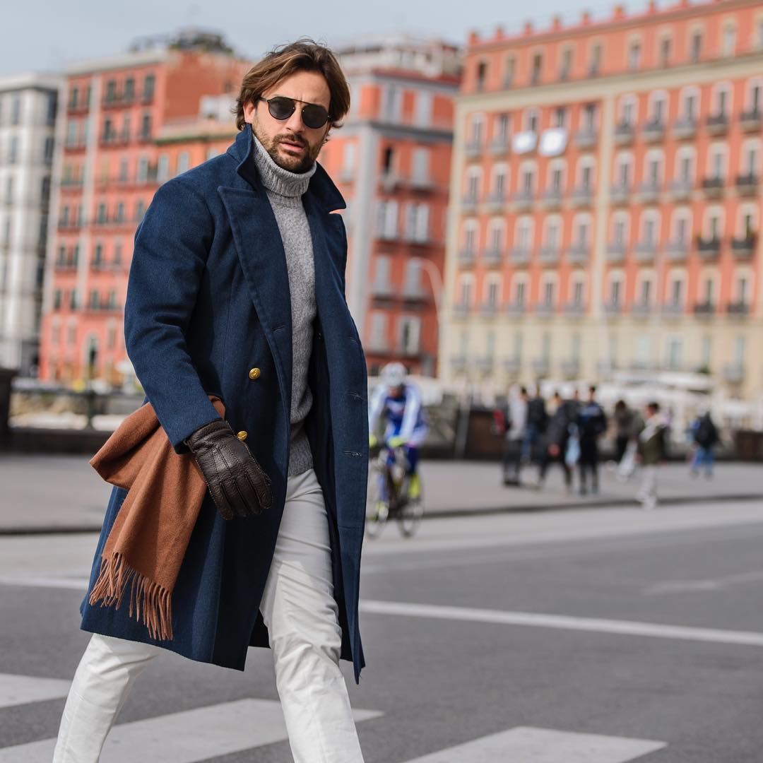 Le manteau peut remplacer la veste pour un port très casual. Vous pouvez opter pour un modèle bien ajusté étant donné qu’il est dans ce cas porté directement sur la première couche. Source : Danilo Carnevale 
