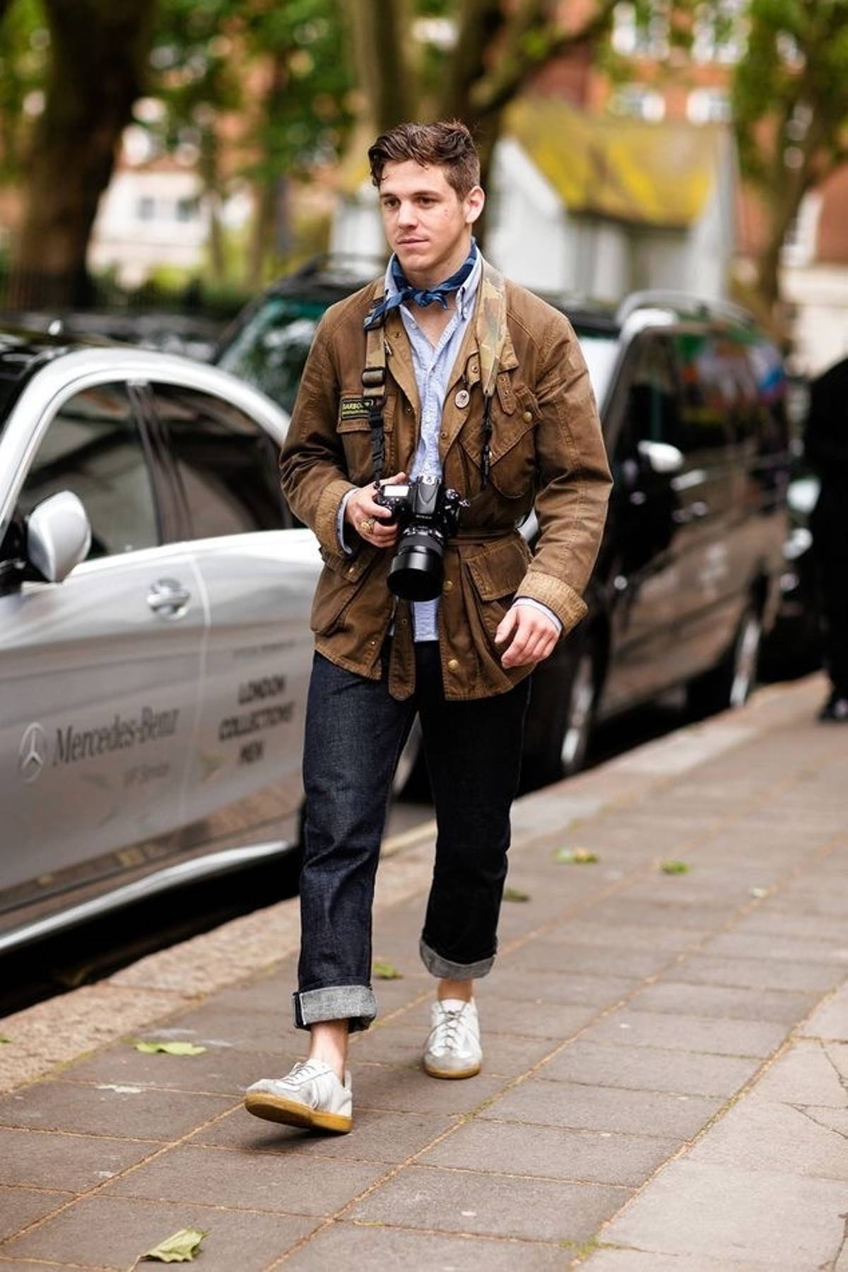 Avec un aspect un peu plus « futsal » les moins démocratisées German Army Trainers (produites à l’origine par Adidas) s’envisagent également. Ici une tenue très orientée workwear avec une touche sartoriale assez nette apportée par la chemise, le foulard, et la taille ceinturée de la veste. 
Source : Robert Spangle