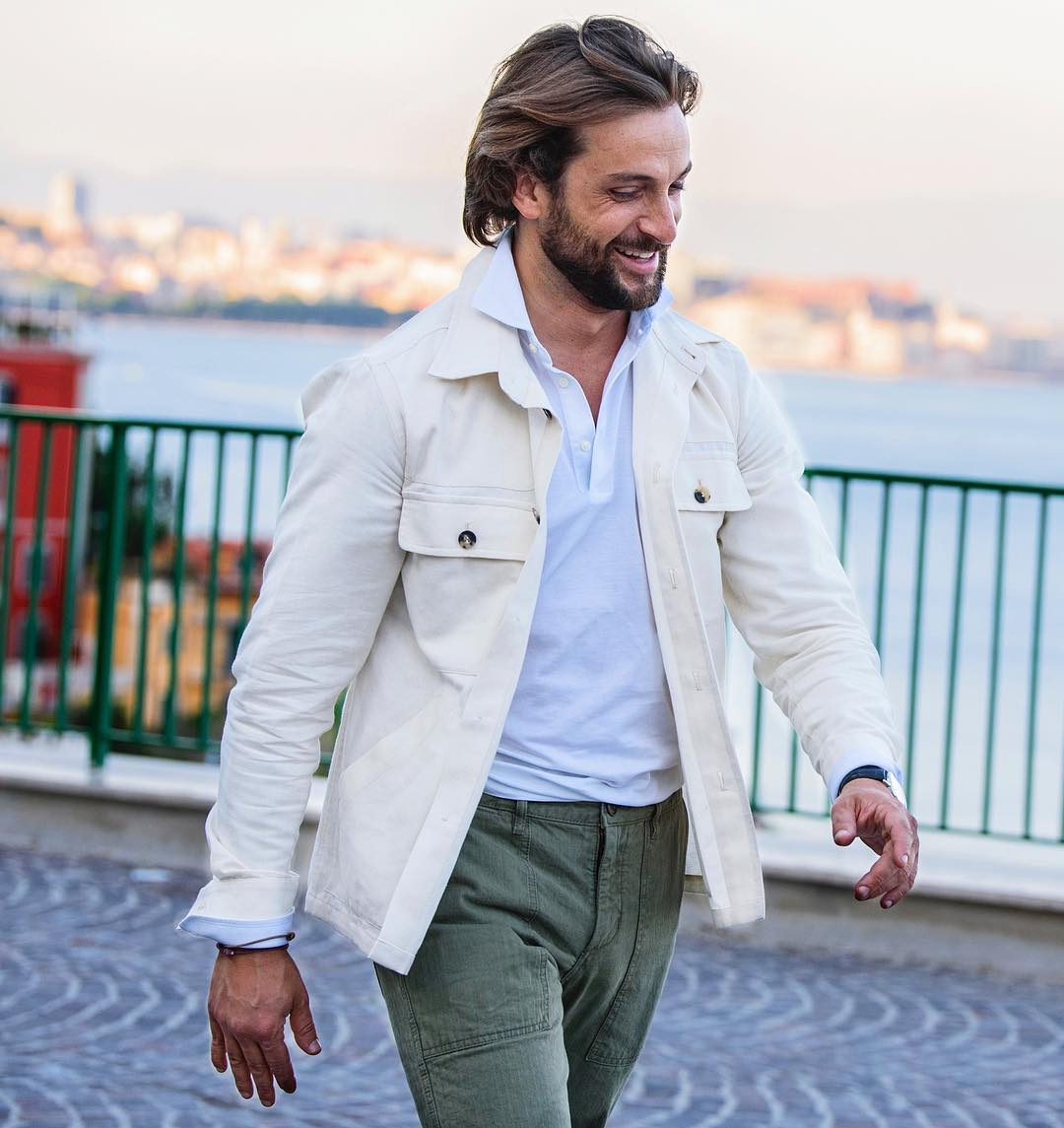 A la place de la solution radicale du t-shirt on peut remplacer la chemise par un polo sous une veste. Le polo doit alors être à manches longues. Source : Danilo Carnevale 
