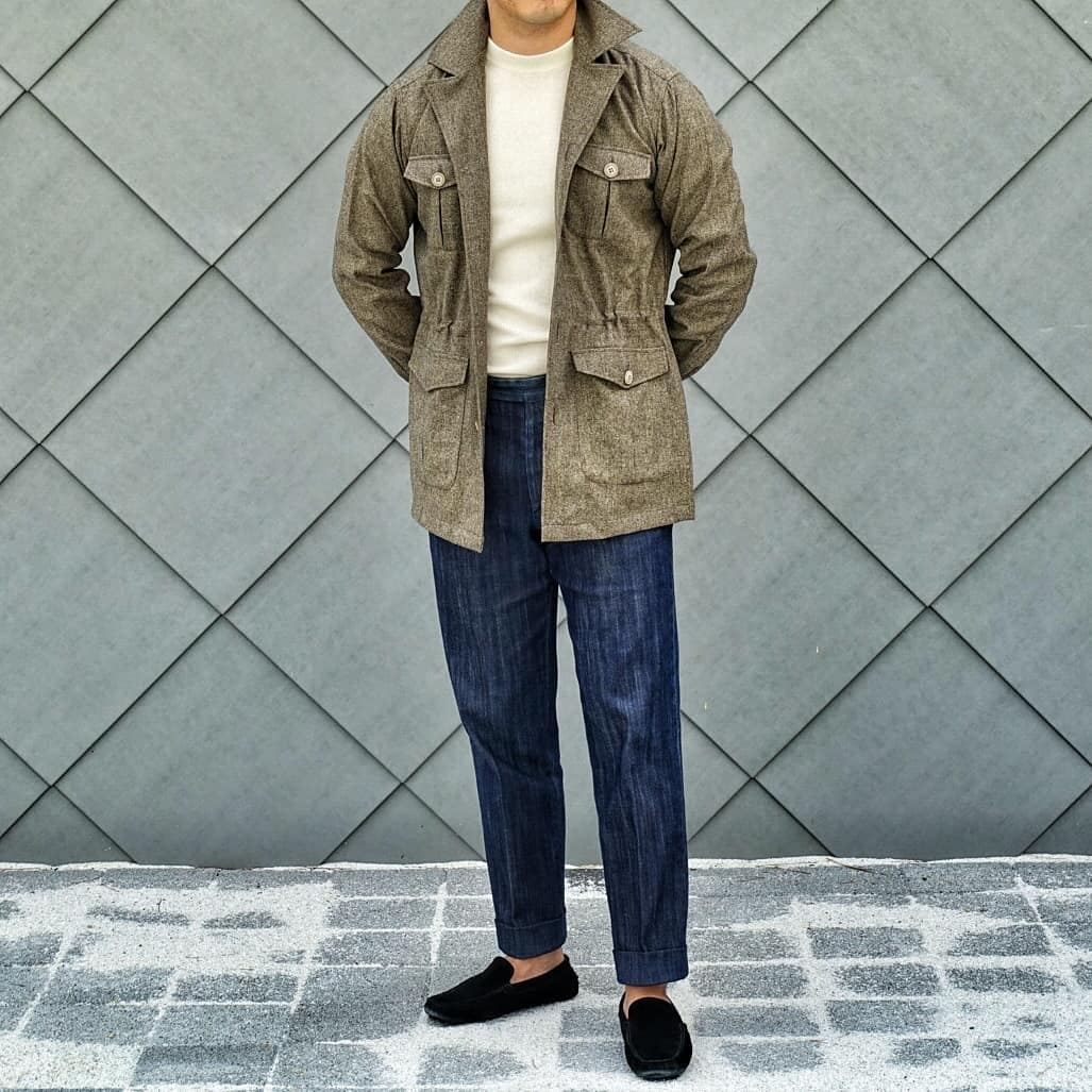 Le combo col rond clair/saharienne ou field jacket kaki est très apprécié des sartorialistes l’été. Notez qu’un étudiant pourrait très bien remplacer le pantalon en denim de la photo par un simple jeans et les mocassins par des sneakers ou espadrilles. Source : David Park 
