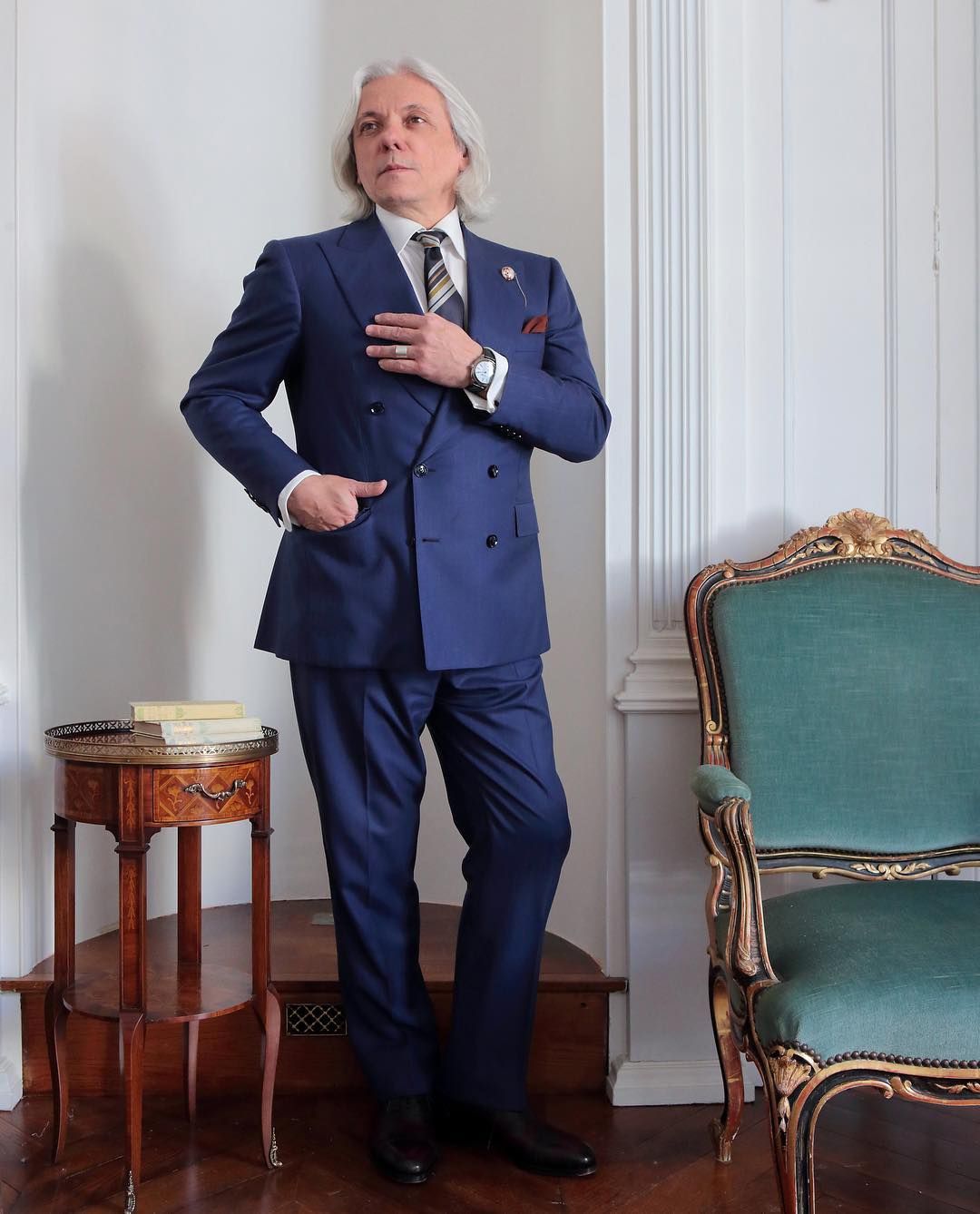 Le gourou des sartorialistes millionnaires, Monsieur Hugo Jacomet, a dit : “aujourd’hui, les vrais rebelles sont ceux qui portent le costume” (citation approximative, amen). 