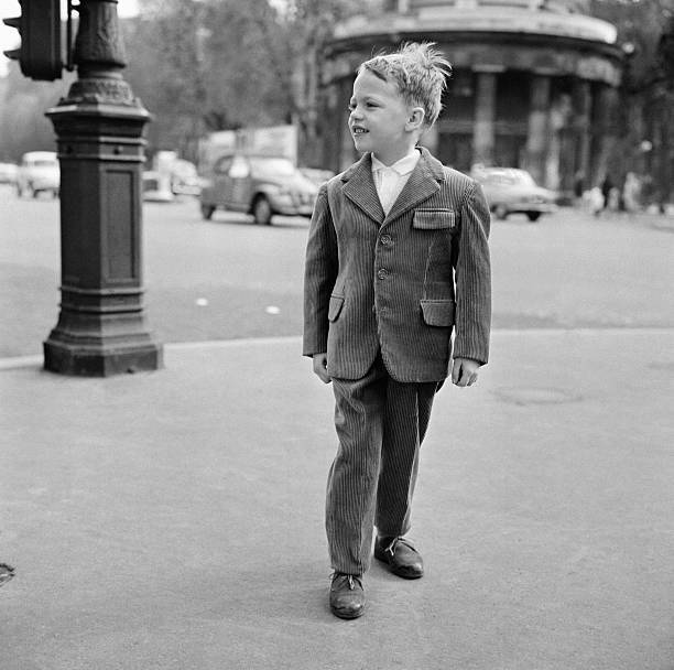 Ce gosse a une silhouette plus virile et harmonieuse que tous les tocards du RER A direction la Défense.