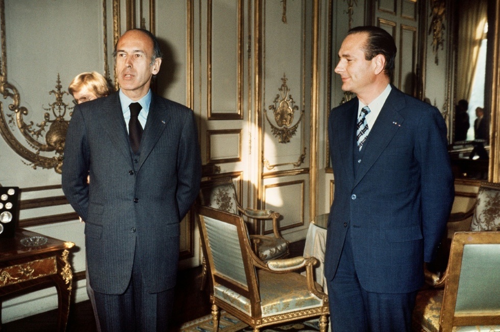 VGE porte un trois boutons (on remarque également la jupe collante au passage), Chirac un deux boutons avec la même hauteur de boutonnage que le 3 boutons de VGE.