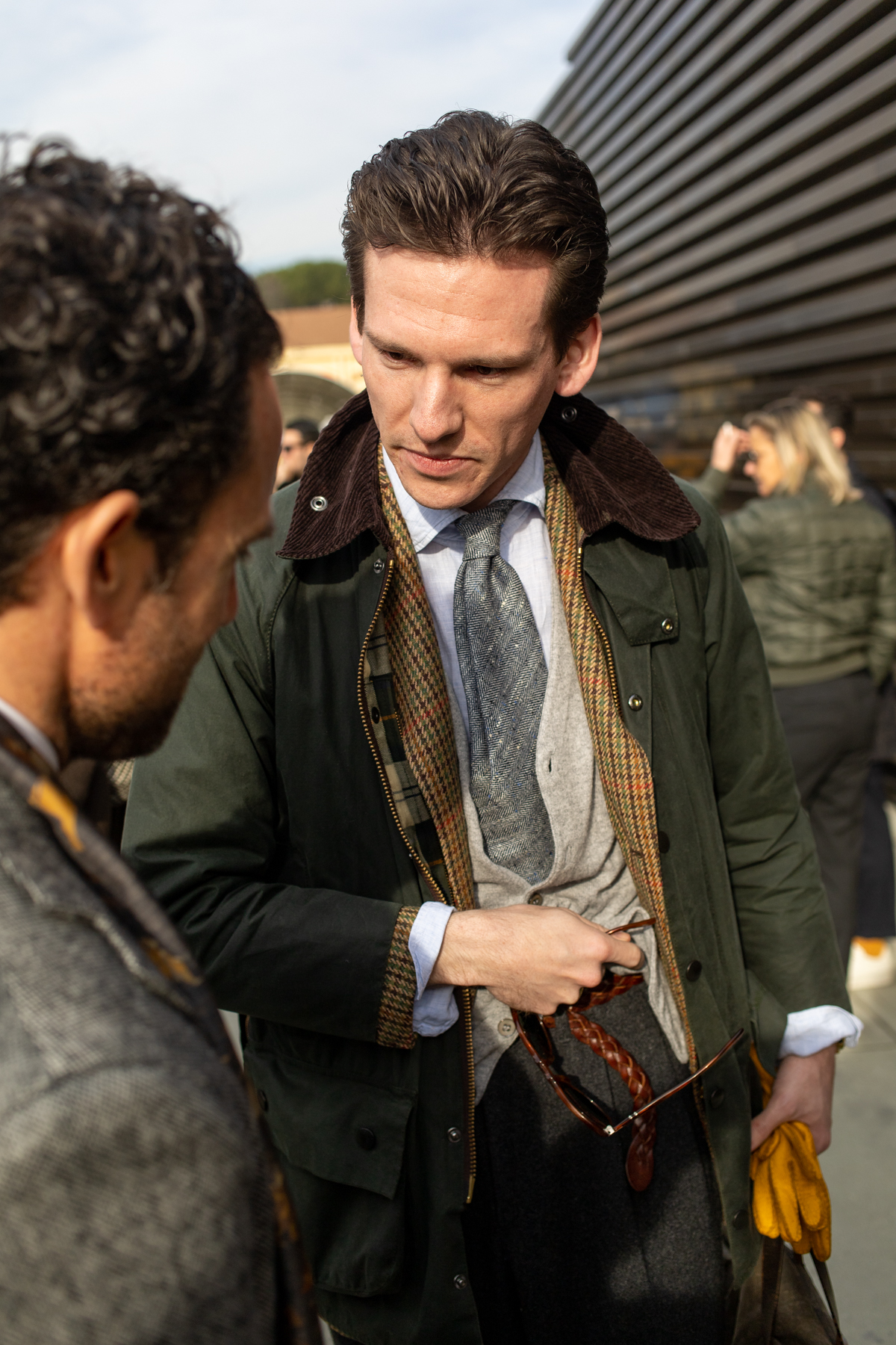 On aurait apprécié une chemise tattersalls mais c’est déjà excellent. Marche aussi avec une cravate tricot marron.
