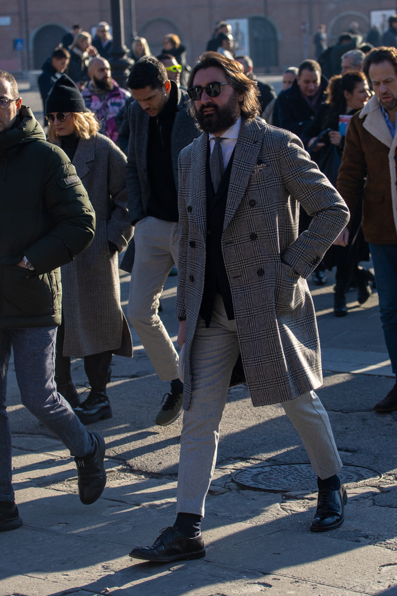 Une cravate en laine grise marche assez bien avec une chemise blanche et un cardigan marine (même si une chemise bleue serait plus cohérent sur un plan vestimentaire car chaque pièce serait décontractée, le blanc fonctionne mieux car il offre un meilleur contraste avec le gris que le bleu ciel). C’est tout ce qu’il y a à retenir dans cette tenue. Le reste est nul. Mention spécial au pantalon trop court façon Monsieur Hulot ou pantalon de femme (capri pants).