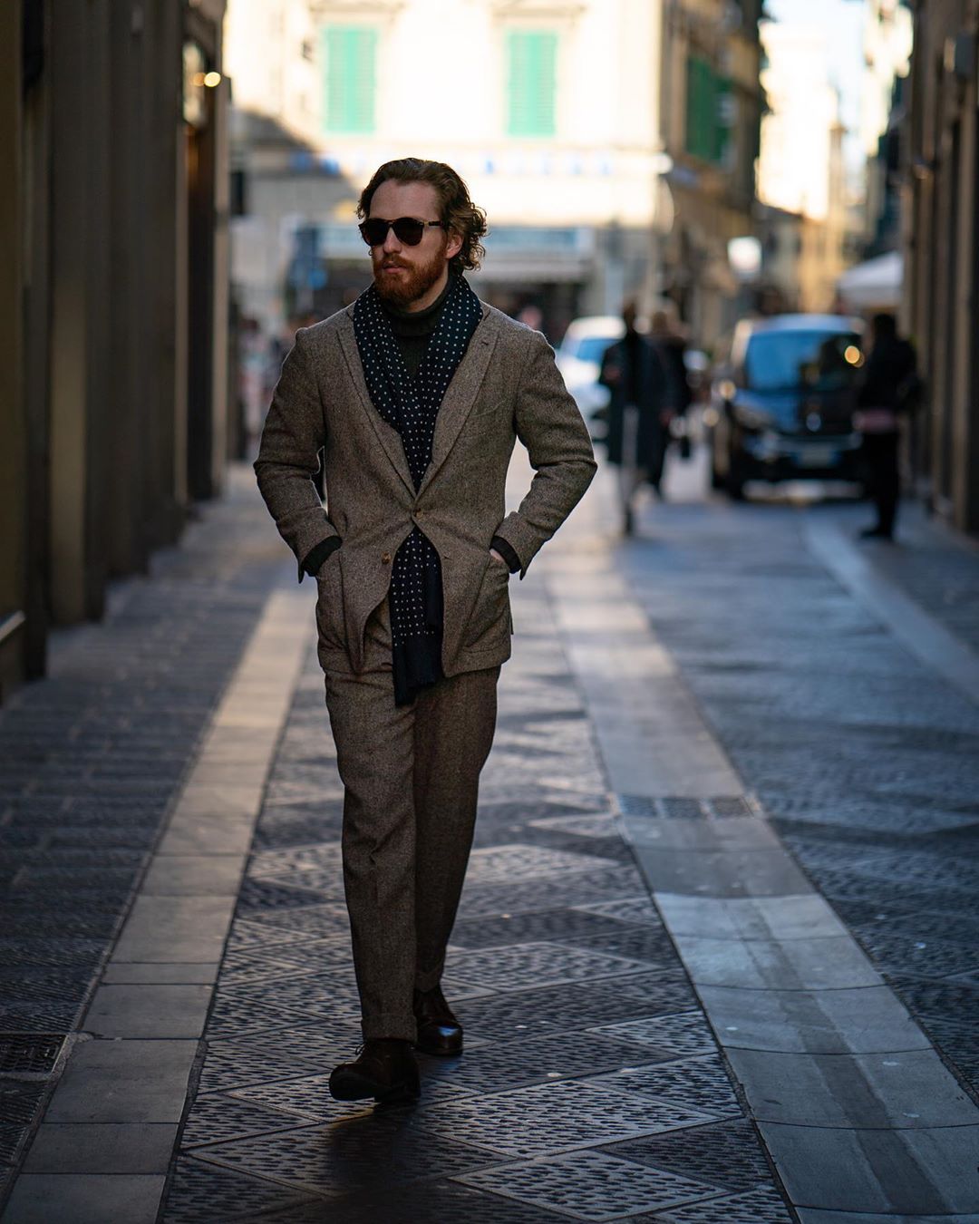 Vous pouvez égayer la tenue avec un foulard si vous avez un col roulé.
