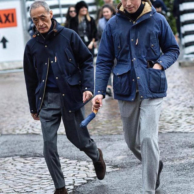 J’ai une très large préférence pour la tenue de gauche, la tonalité étant plus foncée.