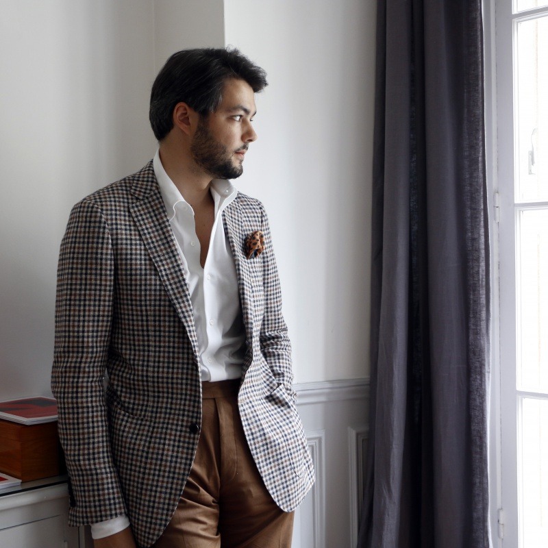 Dans ce cas, préferez une chemise blanche pour conserver une certaine neutralité même si ce n’est pas « canon » (la chemise blanche étant réservée aux tenues formelles).