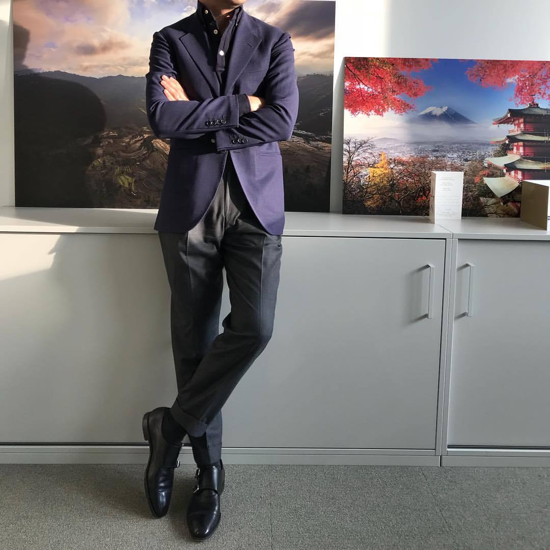 Même chose ici mais avec un polo marine.