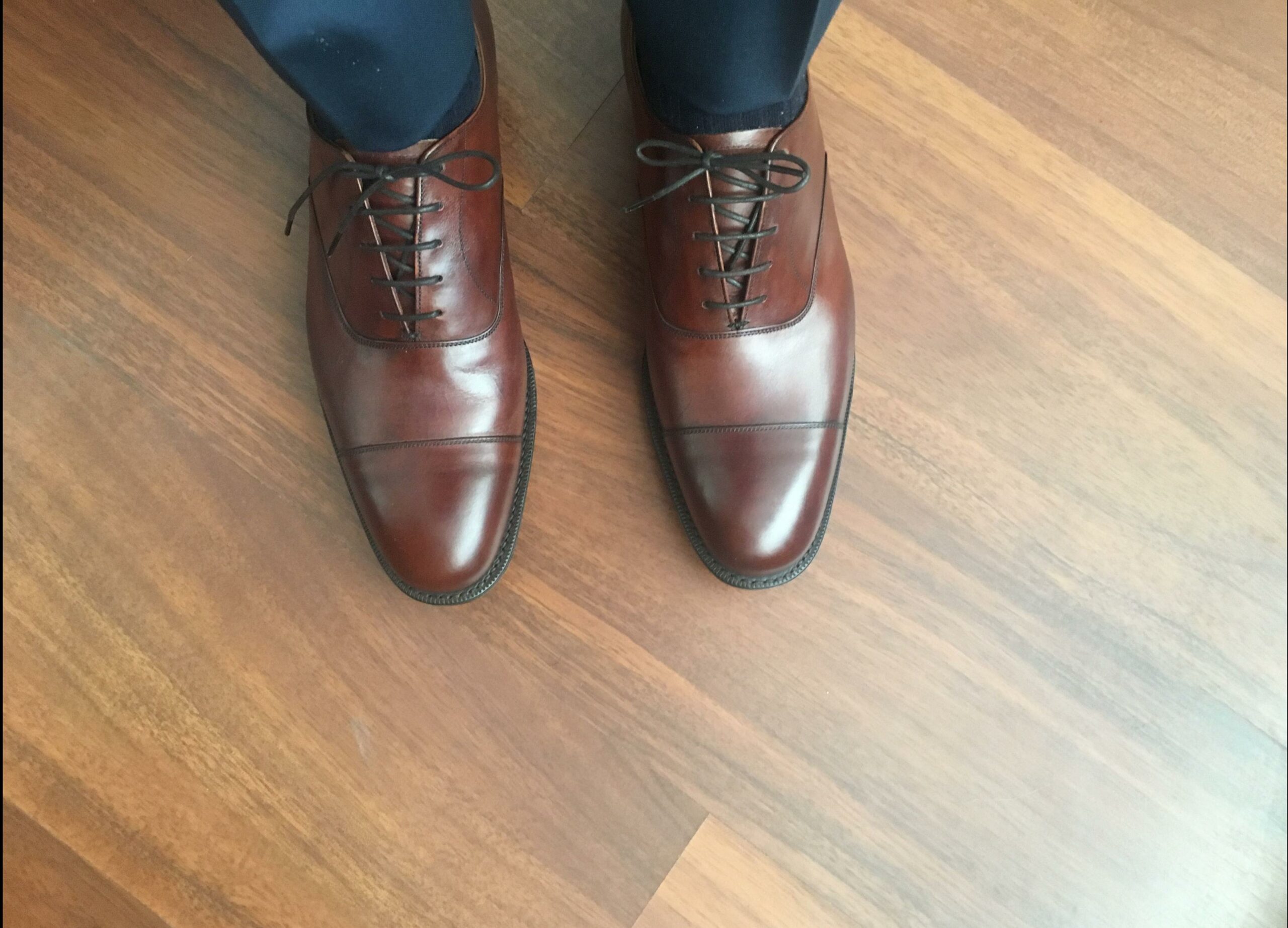 La paire semble être à la bonne taille néanmoins les garants complètement éclatés, bien que le soulier ne soit pas suffisamment serré le cou-de-pied du porteur est trop fort pour cette forme. (Source : Styleforum)