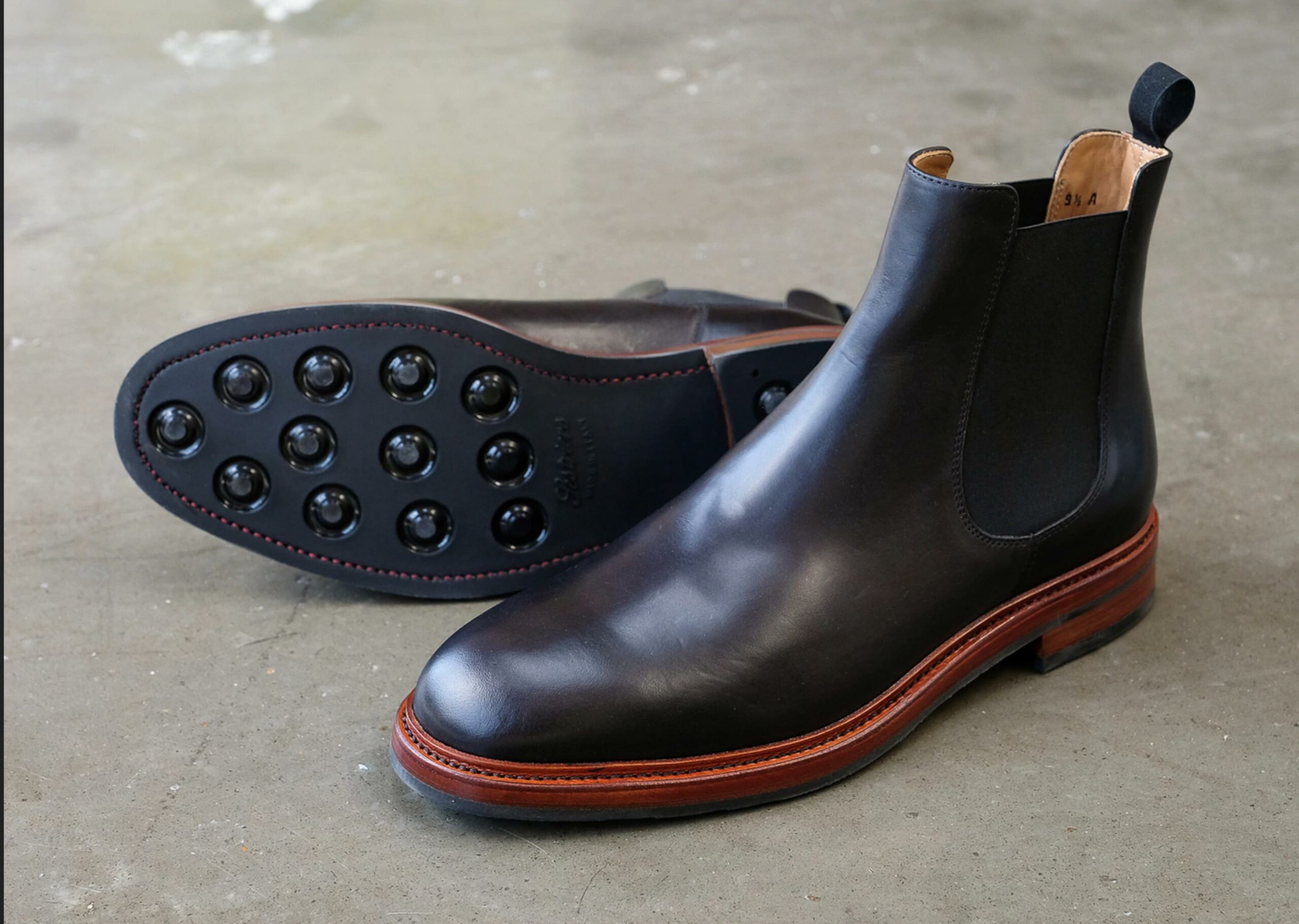 Rider Boot Co, une autre marque Américaine qui produit mal des chaussures chères. Ne vous laissez pas avoir par la storm wetl, elle est fausse. Il s’agit d’un montage Blake. (Source : Rider Boot Co)
