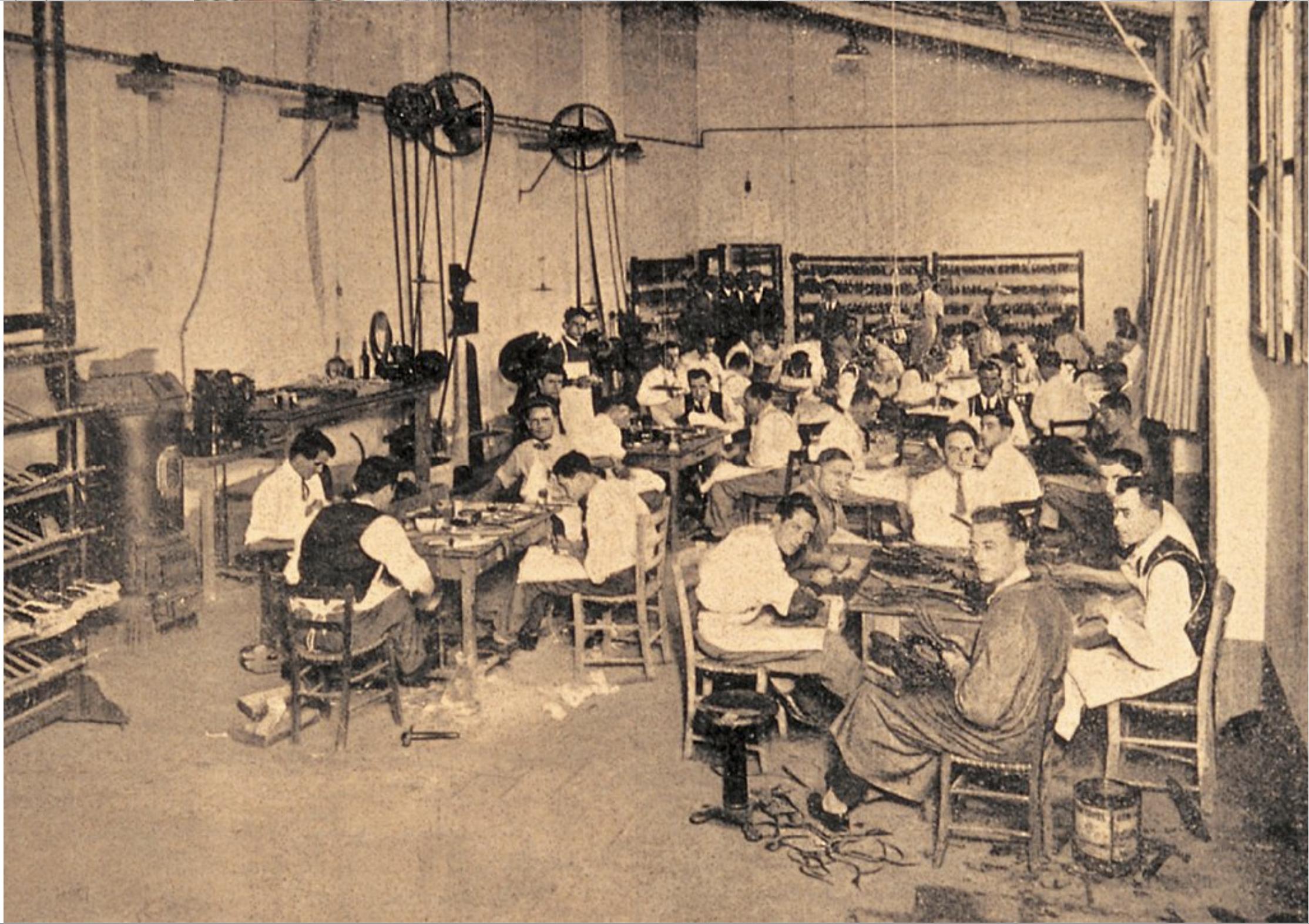 Le premier atelier de Salvatore Ferragamo à son retour en Italie en 1927, une mécanisation réduite au minimum et des ouvriers dont l’élégance rhabille tout le Pitti. (Source: l’Art de la chaussure)
