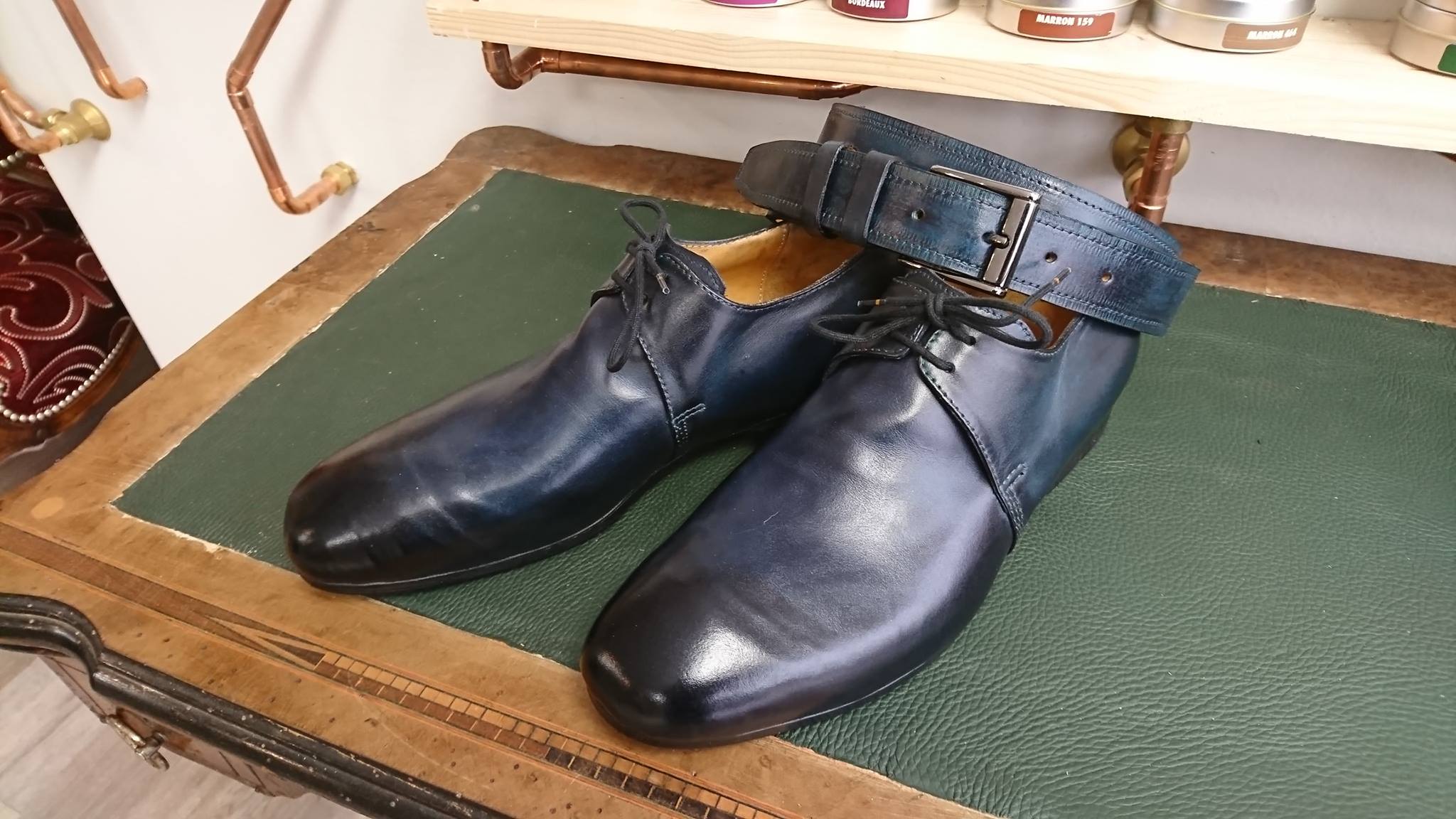 Une paire réalisée par un bottier cordonnier, les défauts sont criants. C’est comme avec les chasseurs, il y a les bons artisans et les mauvais artisans. (Source : Cordonnerie Pictave)
