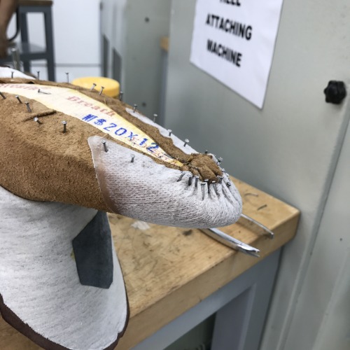 Un bout dur thermocollé (la partie blanche), qui a été chauffé puis moulé sur le soulier. (Source :aqatelier)