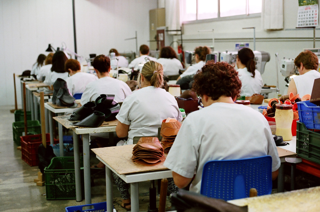 Les piqueuses dans l’usine de Carmina. C’est tout de suite moins sexy. (Source: Carmina)
