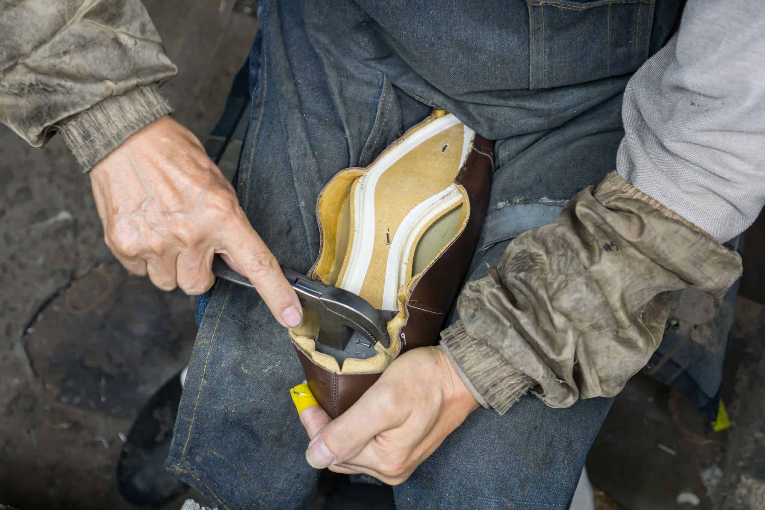 Un exemple intéressant, Central Shoes au Japon. Le montage est effectué partiellement à la machine (mur collé) et partiellement à la main. Est-ce que la chaussure est fait main ? Non mais l’usine ne le revendique pas. Elle fabrique essentiellement pour des clients en private label. (source : shoegazing)
