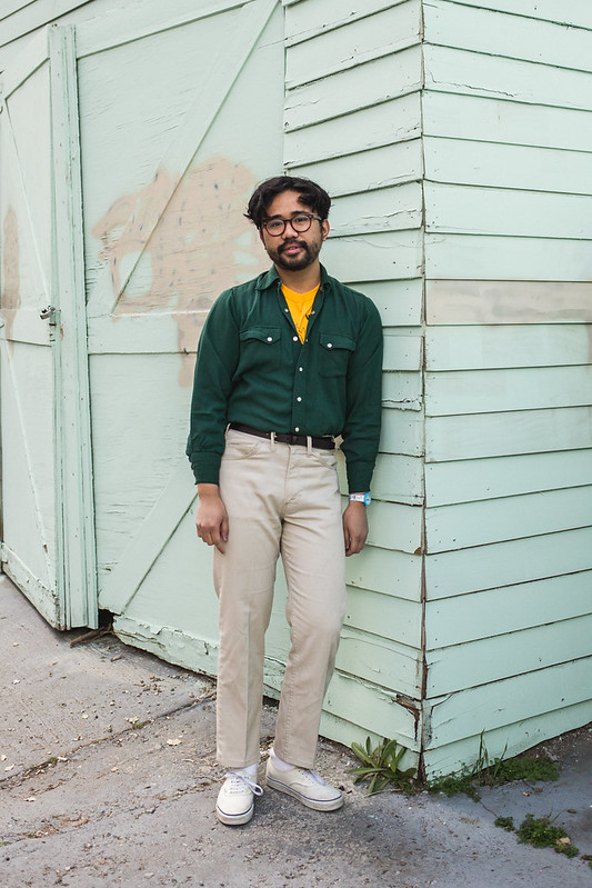 Un résultat assez sympathique. Le t-shirt jaune orangé peut être remplacé par un t-shirt blanc accompagné d’un foulard coloré. La chemise verte est ici tolérée car décontractée (cf les poches poitrine par exemple).