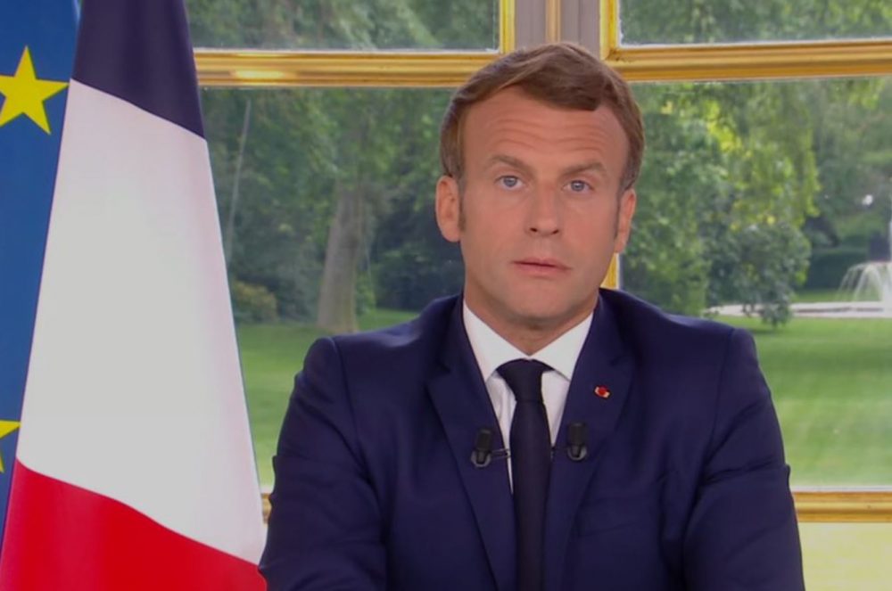 La communication visuelle en politique est un élément important. Par exemple le costume mal coupé de Macron avec ses revers étriqués et sa cravate slim ont pour objectif de lui donner un air jeune, contemporain, entreprenant. L’homme de la situation quoi. (source : l’express)
