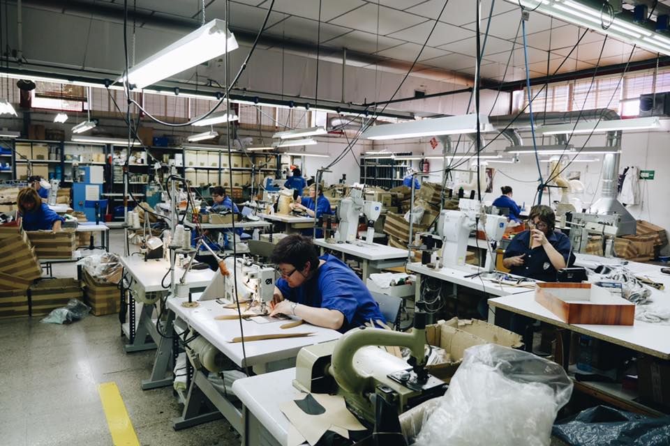 Pour mémoire Sendra c’est ça. Une usine massive qui sert à la fois pour les chaussures et les bottes d’Andrès Sendra mais qui produit également pour au moins 18 marques différentes en private label et aucune des chaussures ne sont faites “à la main”. (source : sendra)
