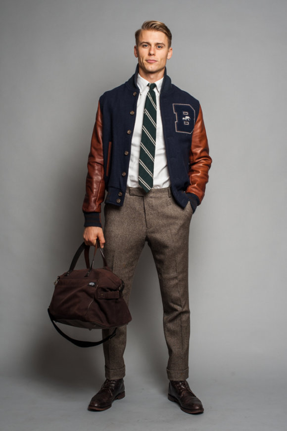 Pour les varsity jacket, c’est un élément typique du style ivy league qui permet de casualiser, sans la dénaturer, une mise formelle.