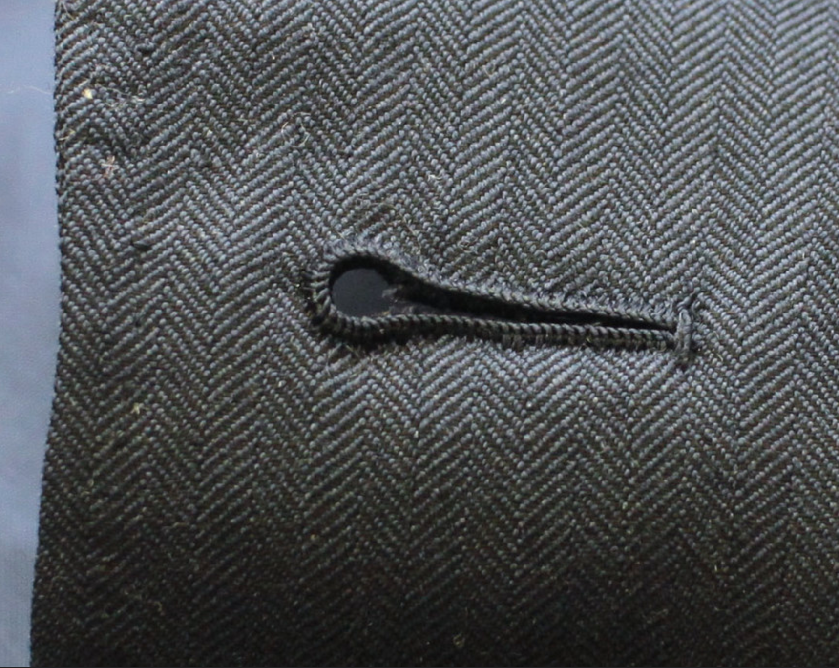 Boutonnières main sur un costume 2 boutons Smalto, avec une particularité, cf la photo suivante.  (source : j.diduch) 